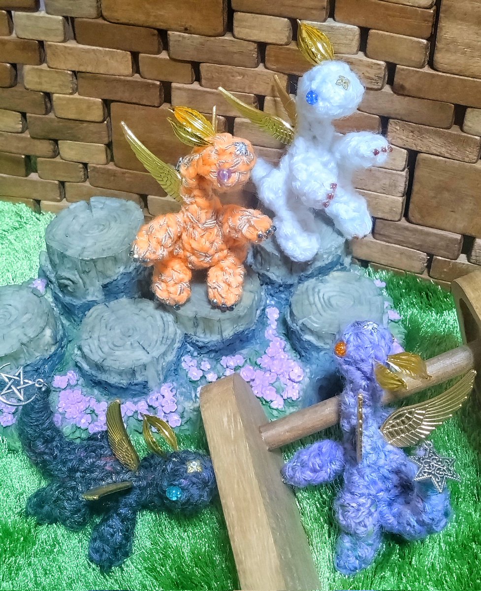 Tinkle_tunc's tweet image. 【星粒竜ティルキロス(Tellkiroz)】
夜空に浮かぶ星粒のように小さな竜種。飛行時は小さな身体で俊敏に飛び、捕食者から身を守る。なかなか捕まらないからか、性格はおっとりした個体が多い。
鉱石の欠片を主食とし、ダマカナンの実がなる秋にはオヤツとしてたしなむ。
#デザフェス62  K-266  (両日)