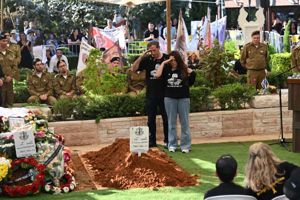 Hagit and Ruby Chen salute their son Itay who was laid to rest today 💔💔

📷 Paulina Patimer