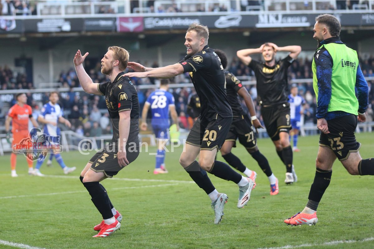 Even being hit by collapsing advertising hoardings doesn’t stop the shots being got! 🤕

What a strike @maxclark4 @gfcofficial !

#Gills