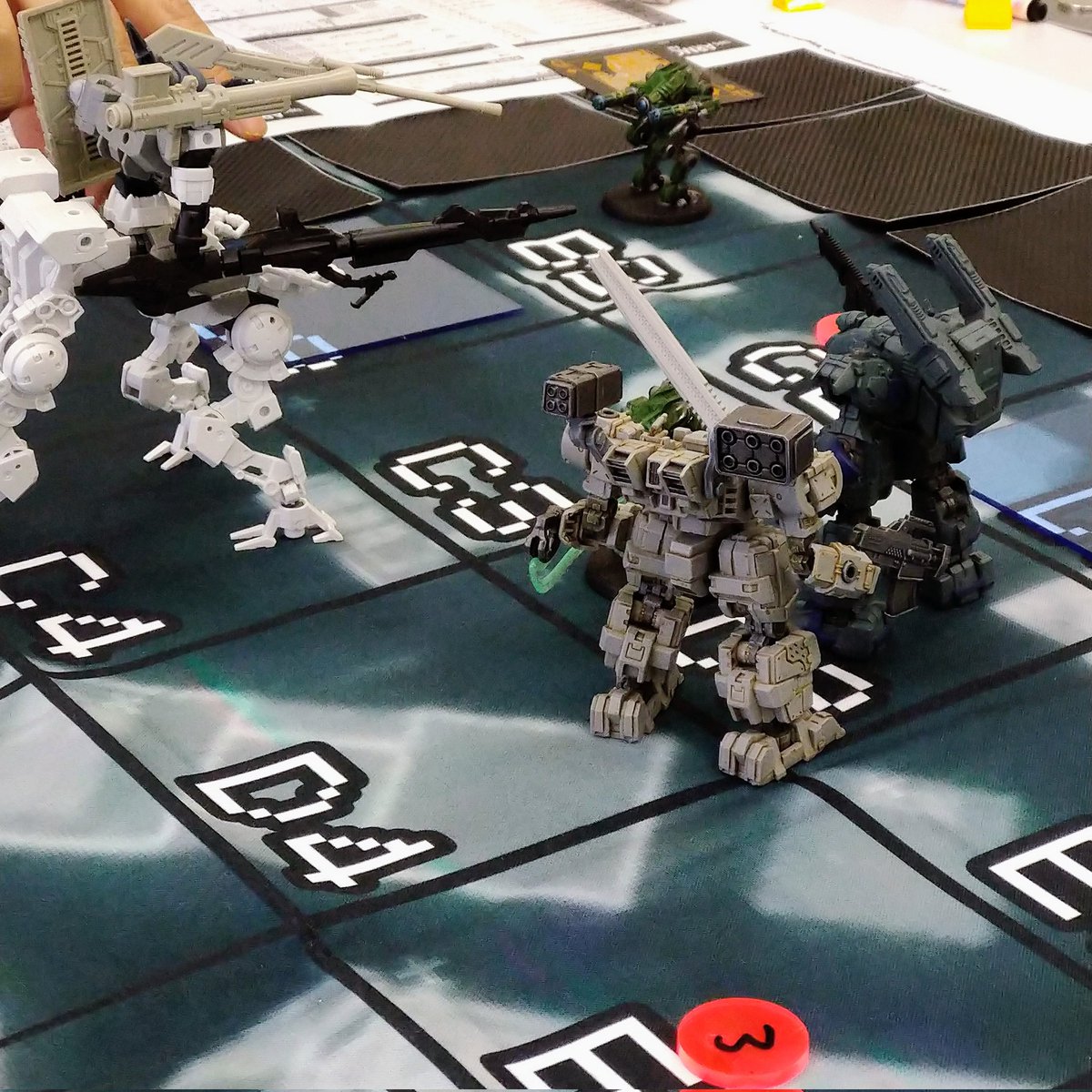 JuneLock's tweet image. 今日はAC6とニンスレTRPG会！AC6はヴァンツァーのプラモをACに見立ててプレイ。ザコ戦はやや単調な反面、ボス戦はアツい。ボス戦だけまたやりたい。ニンスレは平安カブキ役者ニンジャがワザマエでザコを蹴散らすも、ボスニンジャには火力不足。やはりカラテがすべてを解決する。