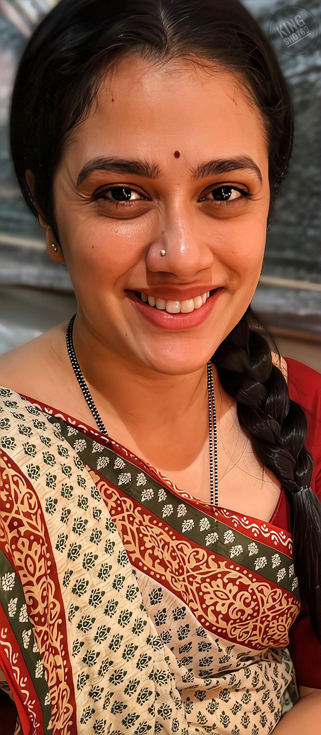 Who is Girija Oak | Trending on Social Media Aunty - iiQ8 Actress