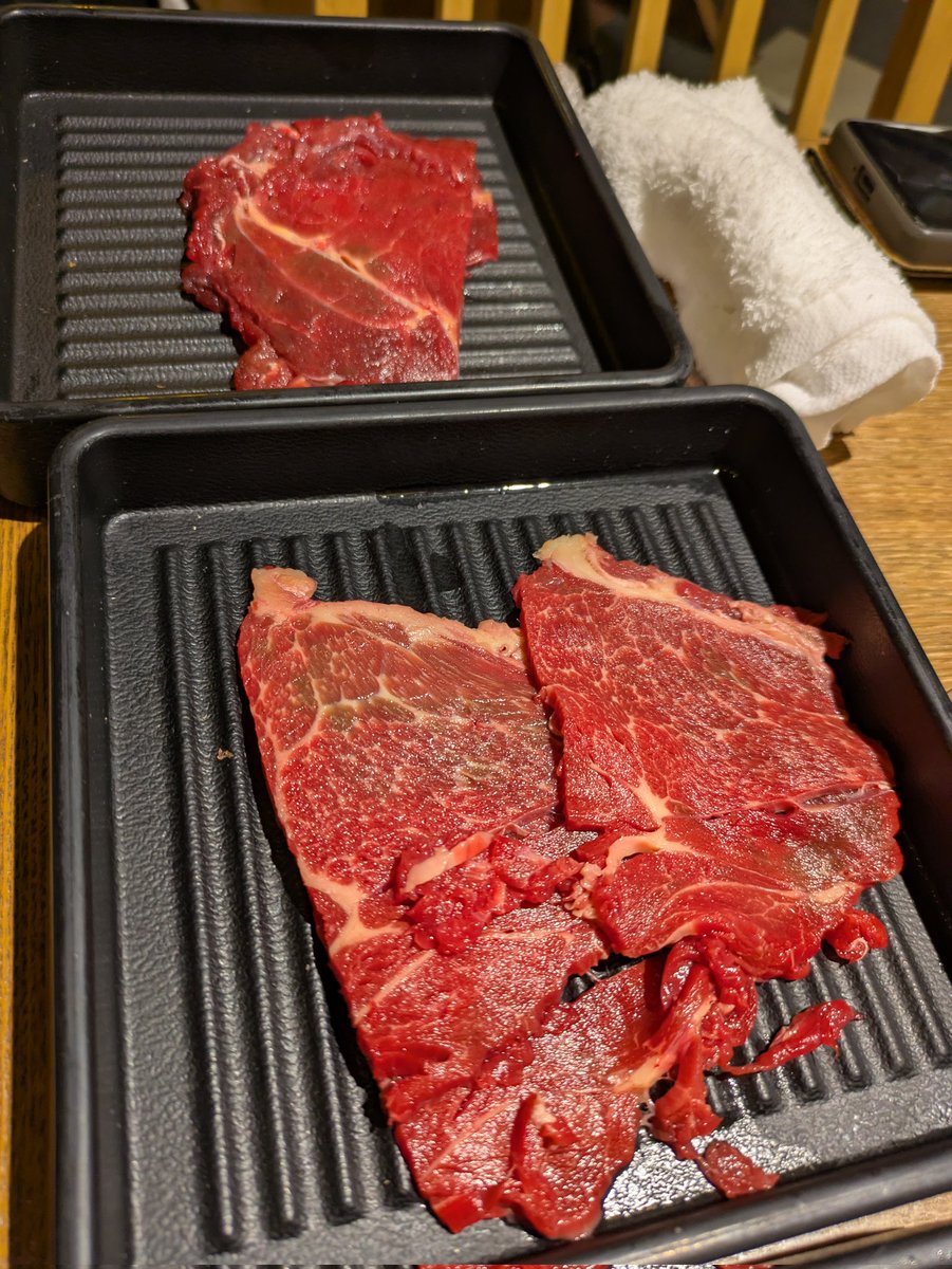 馬肉をたくさん食べてから昼パフェしてきた
馬肉はヘルシーだと思う