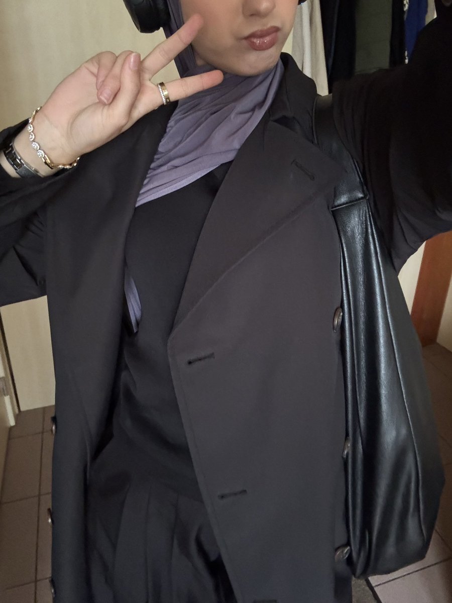 ysddii's tweet image. black is the color 

#fashion #modest #hijabi