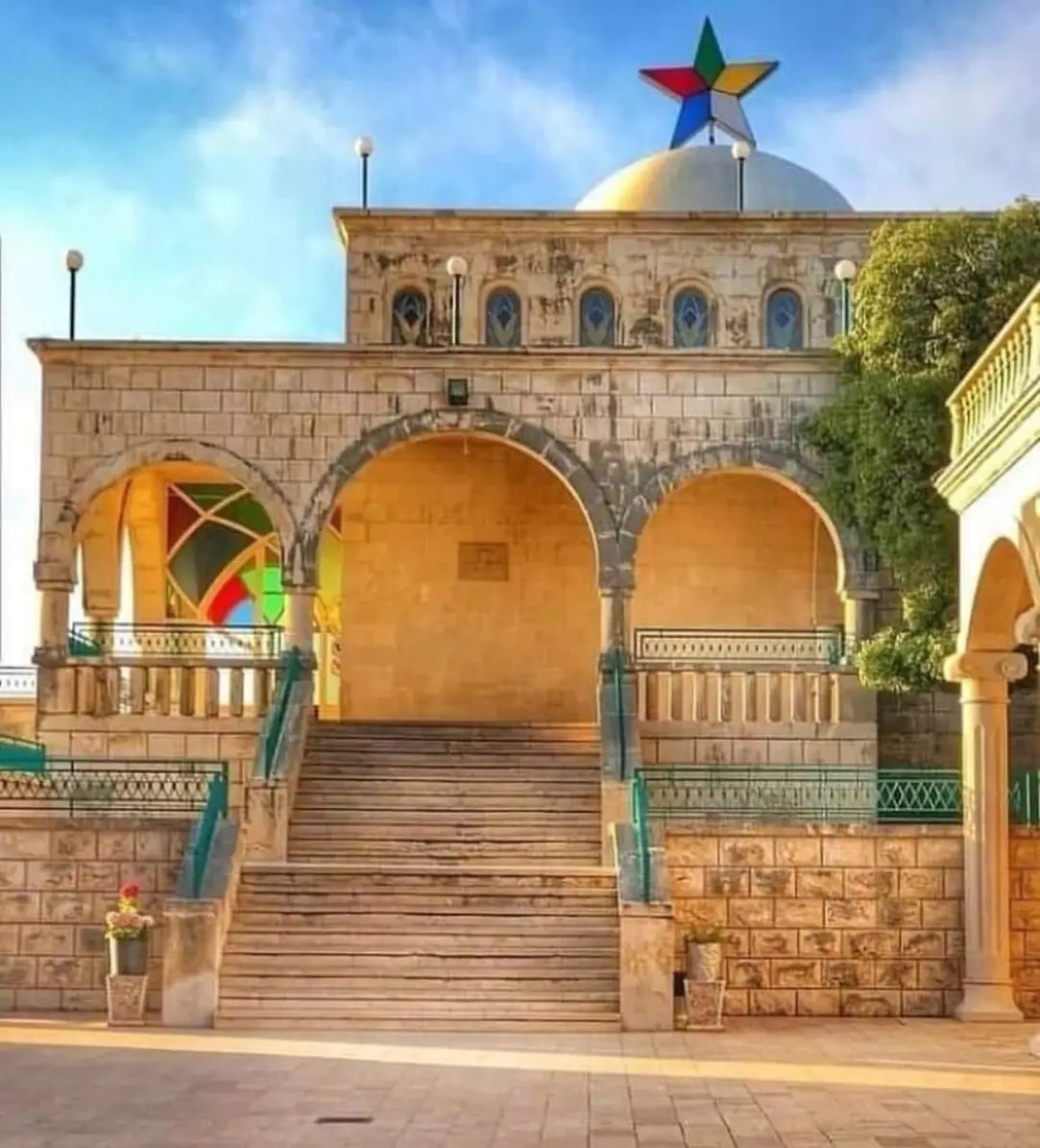 Omsultan1313's tweet photo. انا موحدة ☆
بآمن برب واحد خلق فسوى.
ربي كتير حلو وكله حب. ما بخاف منه. 

علاقتي فيه ما بدها وسيط او اي شعائر. صلاتي هي لما عامل الناس بالحسنى، لما ساعد محتاج، لما احشد للضعيف، لما ما كذب، ولا اسرق ولا حلل دم خيي الانسان باسمه او باسم اي شي تاني، ولا اعمل شي يئذي غيري او ائذي نفسي.

وعلاقتي فيه هيي بيني وبينه، وما بحكي باسمه ولا بفرض علاقتي فيه عليك ولا على غيرك.
ما بهمني منك اذا كنت مسلم، مسيحي، علوي، مرشدي، يهودي، بوذي الخ او حتى ملحد. هالشي بينك وبينه.
الي منك معاملتك واخلاقك ونضافة نيتك وقلبك. لكم دينكم ولي ديني، واللي خلقنا هو اللي رح ياخدنا، وهو اللي رح يحاسبنا.

انا موحدة، وربي كتير حلو وكريم وحليم وبحبه وبحبني. 🤍

#الموحدين_الدروز