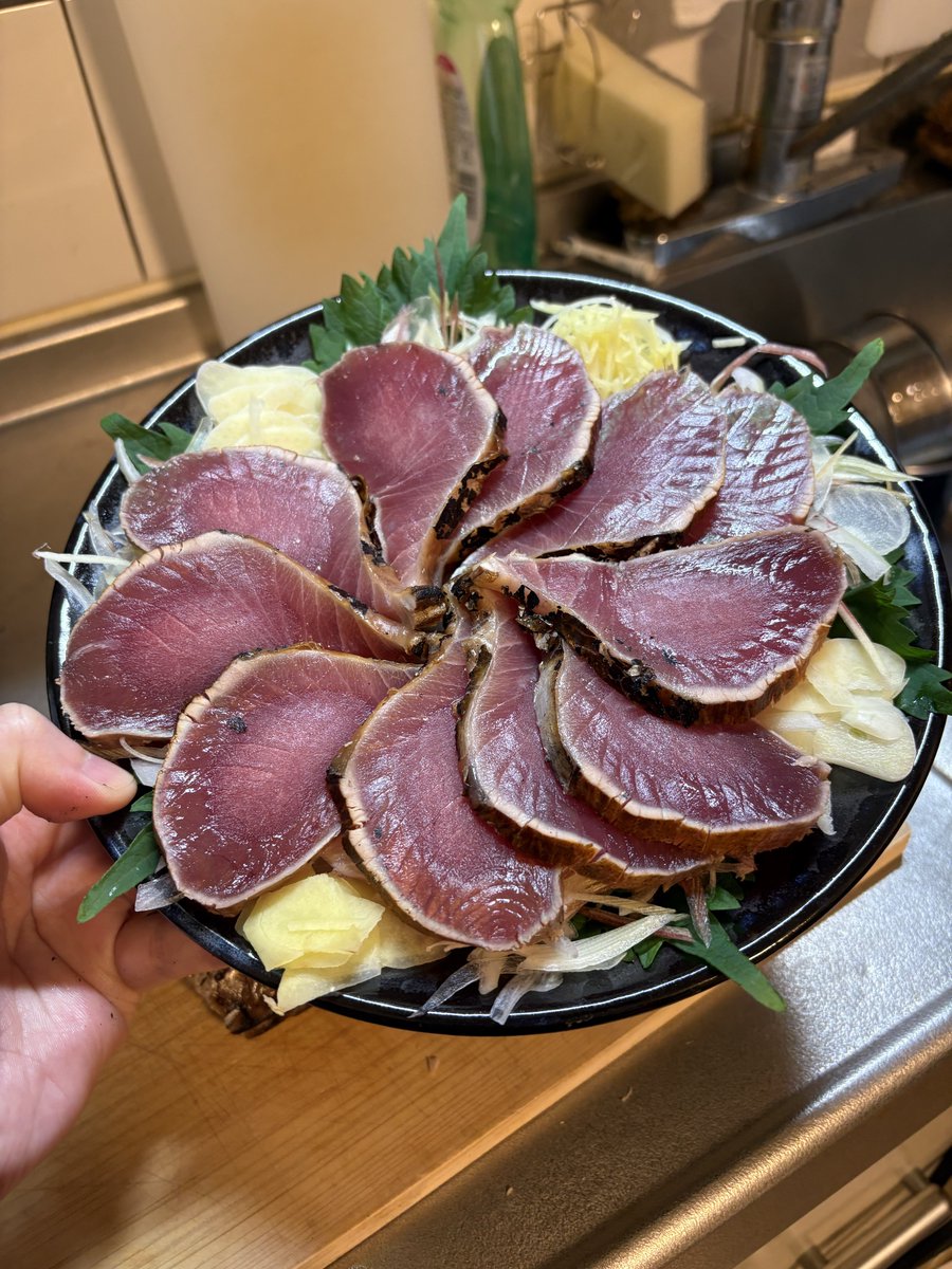 cat0104's tweet photo. 友達からもらったカツヲを食べてるんだけど、サイズがデカすぎて盛り付けがラムチョップに、、、

しかしうまい https://t.co/akjLLa2Fgw