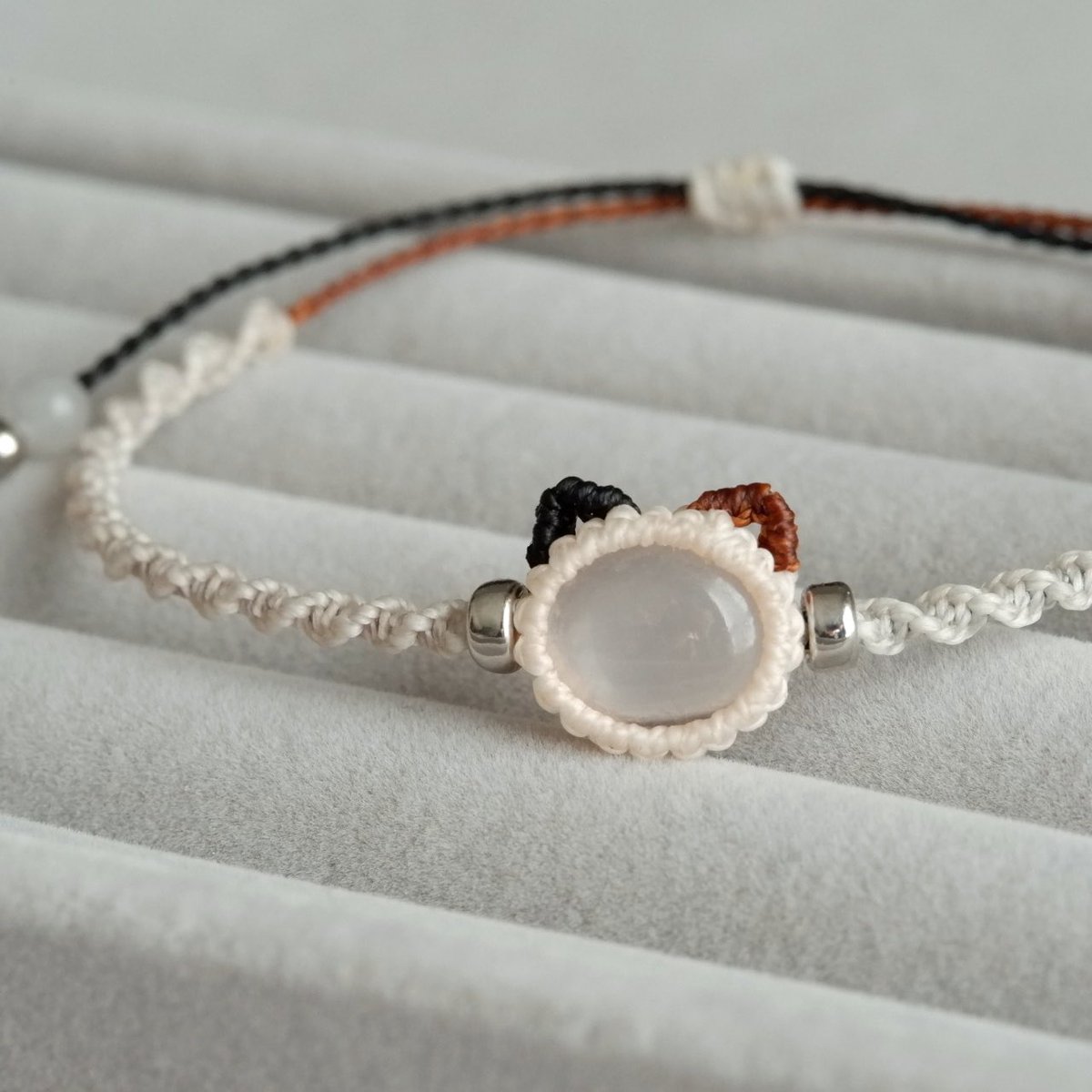 from_ap_hand's tweet image. 2週間後はサッポロモノヴィレッジ！

なんと今回、北海道内外から集まった猫作家4名で🐈‍⬛猫島🐈結成いたしました🐾

猫アクセサリー、猫帽子、猫雑貨……と猫好きさんにはたまらにゃいブースとなっております❣️

猫好きの皆様バラエティヴィレッジ【K162】にぜひぜひお立ち寄りくださいませ🐾