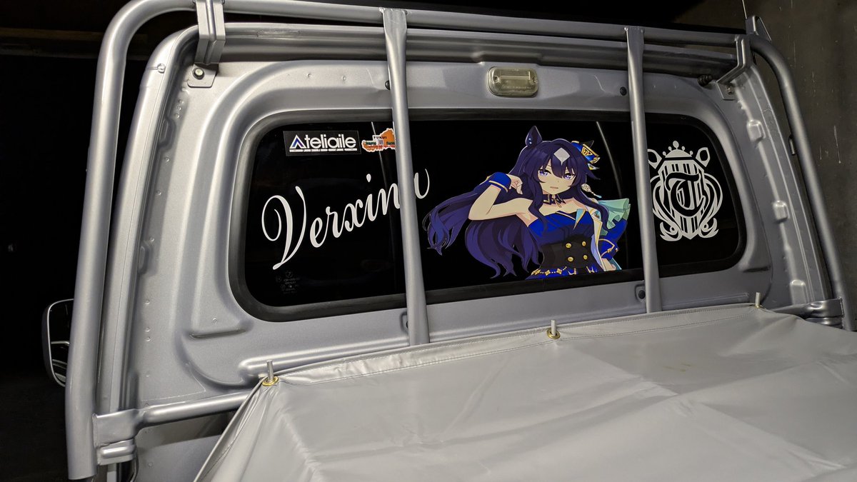 umasamTT's tweet photo. 遅くなりましたが、サンバーが少しだけ痛車になりました。

ウマ娘ヴィルシーナ仕様
施工：@AteliAile様

今は公式絵を使用してるけど、いづれは絵師に依頼したいな。

親にあまり派手にするなって言われてるけどw

フロントガーニッシュにカーボンシートも貼って見栄えもよろしい。

#ウマ娘痛車 https://t.co/Ufhr4fo7HW