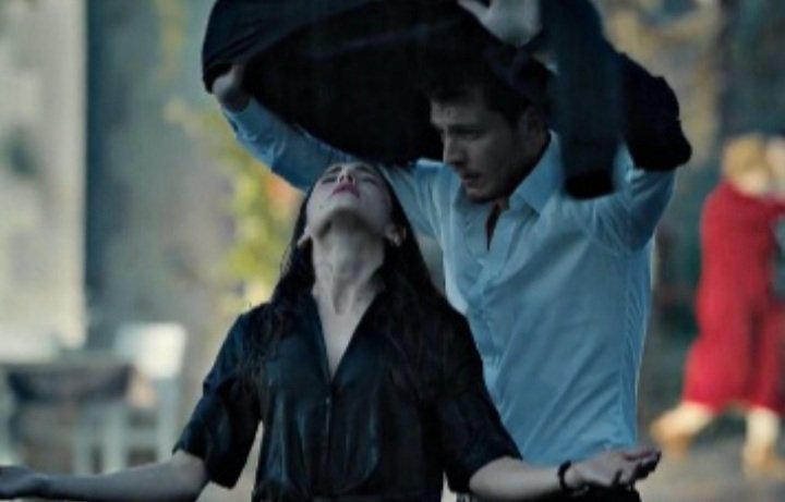 Bu sahnenin büyüsu ikisinin  en çok hoşuma giden burak sevcih istiyor senaryo değişti diyenler dizi bittikten sonra buragim verdiği cevap  aşk ansızın gelir melek cihan olduğu gibi cihan aşıl meleği sarıp sarmaladıysa buragim Hafsanur sarması emekleri sarması 
#SiyahKalp /#CihMel