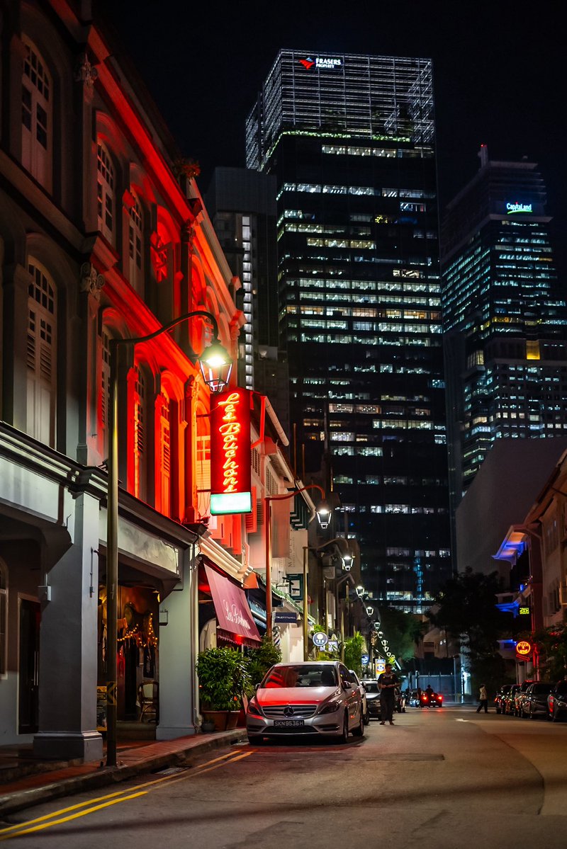javanng's tweet image. Old shophouses, new buildings, same heartbeat — that’s Singapore.

#SingaporeNights #CityVibes #UrbanExplorers #StreetPhotography #NeonNights
#ExploreSingapore