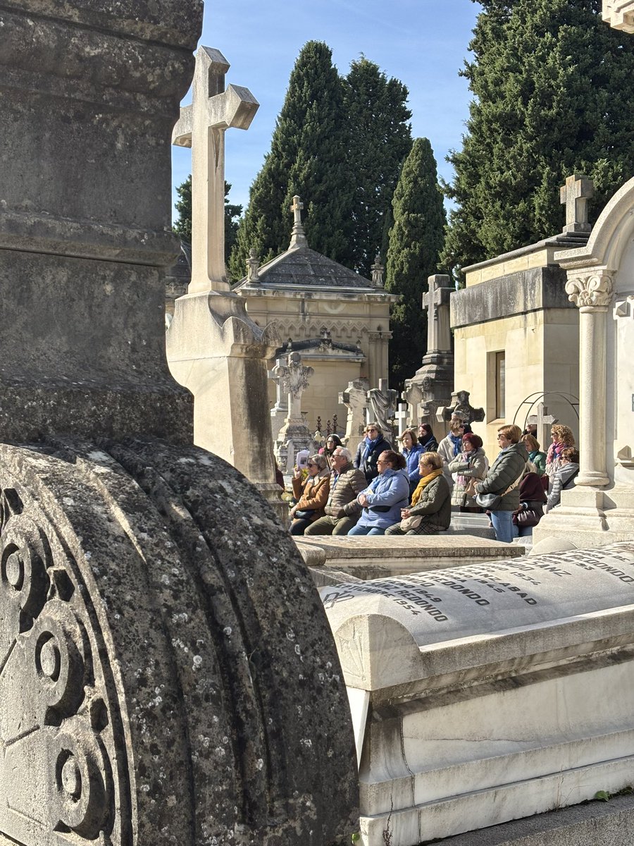 Disfrutando de esta mañana soleada en el sacramental de San Justo 🪦🖤