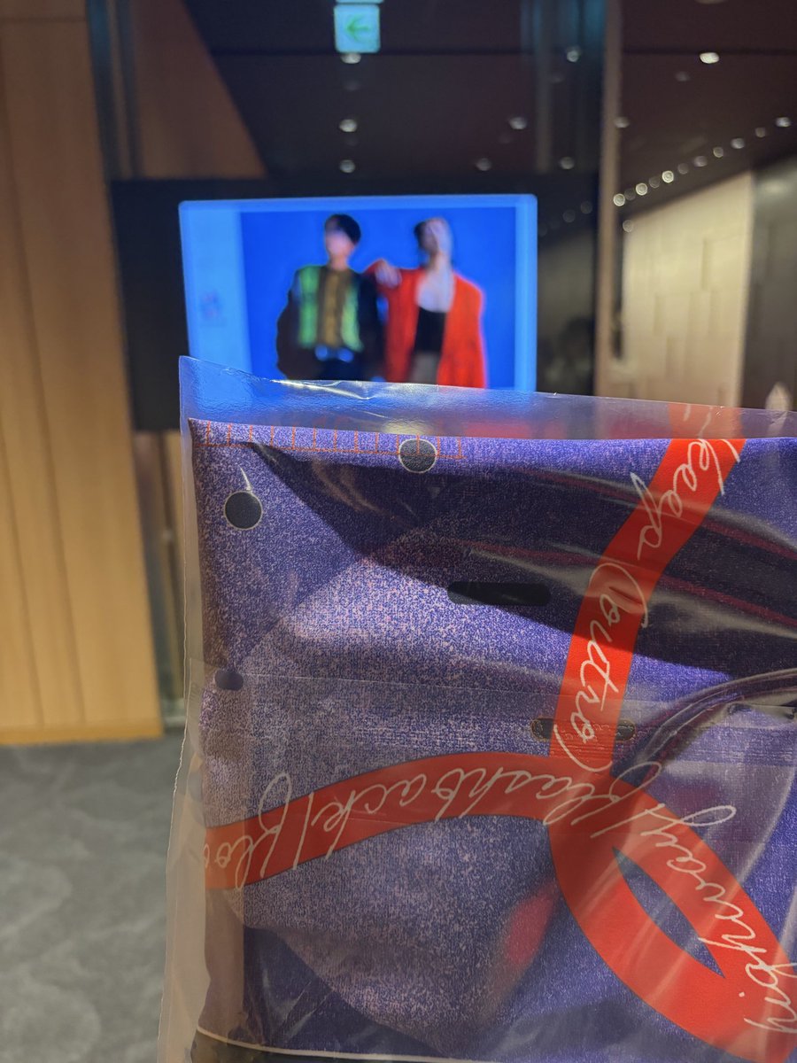 showmoreのライブ最高過ぎて帰りたくないな…🥹✨
音と光と歌声に感動的な時間でした！
東京タワーも夜景もきれい＋センスの良い音楽に感動しました！
ゲストも豪華！🤭
最後スカーフ買っちゃいました✨

次は仙台でお待ちしております♪
#showmore