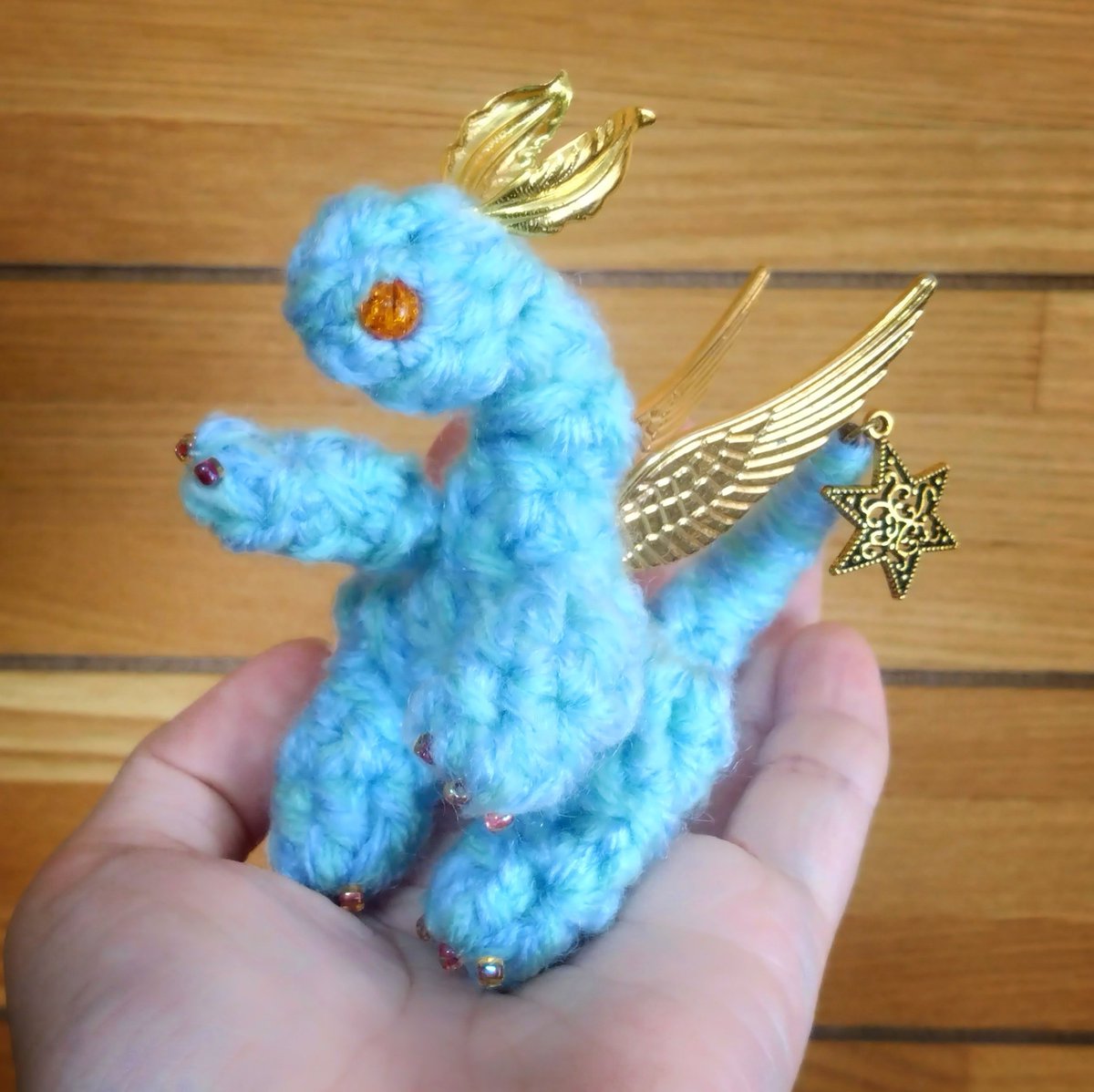 Tinkle_tunc's tweet image. 新作・ティルキロスは頭〜尻尾に骨組み入りで伏せ・お座りが出来ます！
耳羽も上げ下げすることで表情が出ます🌟
お出かけのお供に連れ歩きしやすいサイズです！30体ほどドレミナさん(K-266・暗いブース)で遊んでますので、会いに来てね😆🎵
1体¥2,200
#デザフェス62お品書き