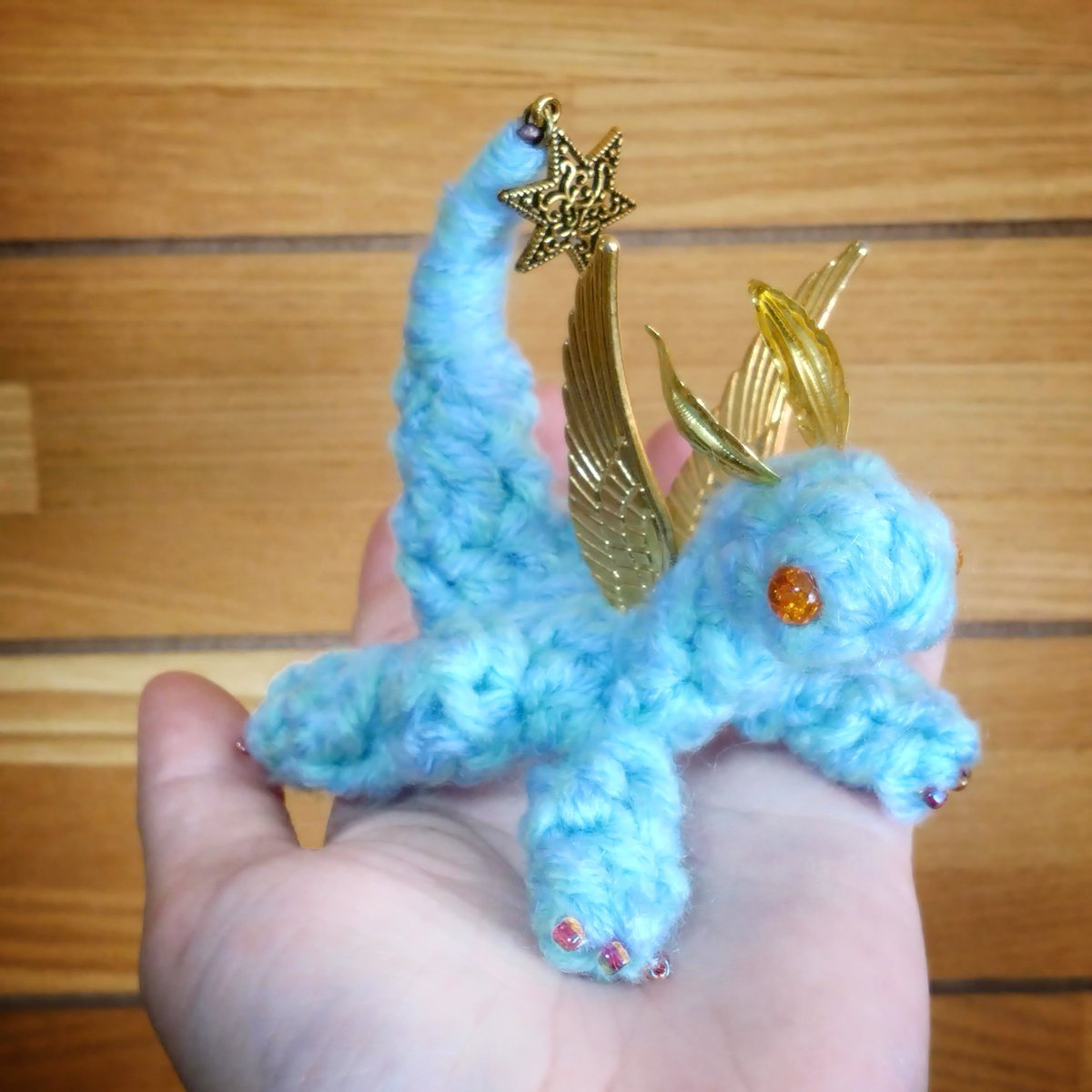 Tinkle_tunc's tweet image. 新作・ティルキロスは頭〜尻尾に骨組み入りで伏せ・お座りが出来ます！
耳羽も上げ下げすることで表情が出ます🌟
お出かけのお供に連れ歩きしやすいサイズです！30体ほどドレミナさん(K-266・暗いブース)で遊んでますので、会いに来てね😆🎵
1体¥2,200
#デザフェス62お品書き