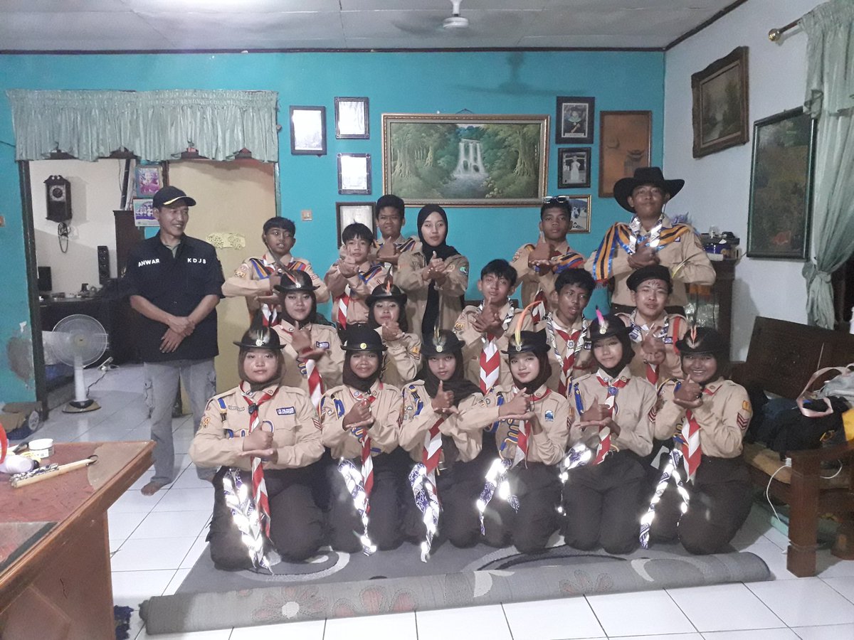 Selesai Giat Perlombaan Team Praja Muda Karana (SMPN 12 Kota Depok) berfoto bersama Team Pembimbing dan Pembina dari #MediaBeritain di Kantor Redaksi #MediaBeritain.

Mendapat Peringkat ke III dalam Lomba kali ini merupakan efektifitas dari Prmbimbing dan Pembinaan #MediaBeritain