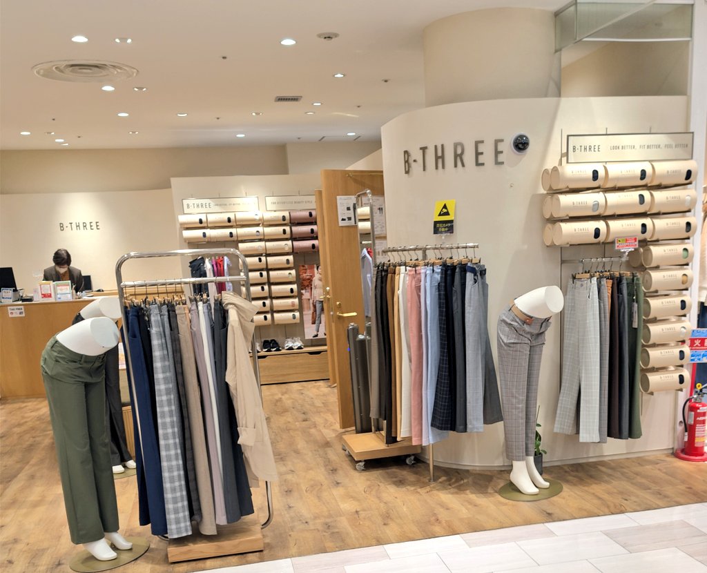 Если в магазине офисной женской одежды есть манекены, которые показывают, как штаны сидят, когда бизнесвуманы кланяются, то в мужском отделе магазина нужны манекены, которые показывают, как костюм сидит, когда салариман спит на улице в луже блевни/свернулся калачиком в поезде 🤔