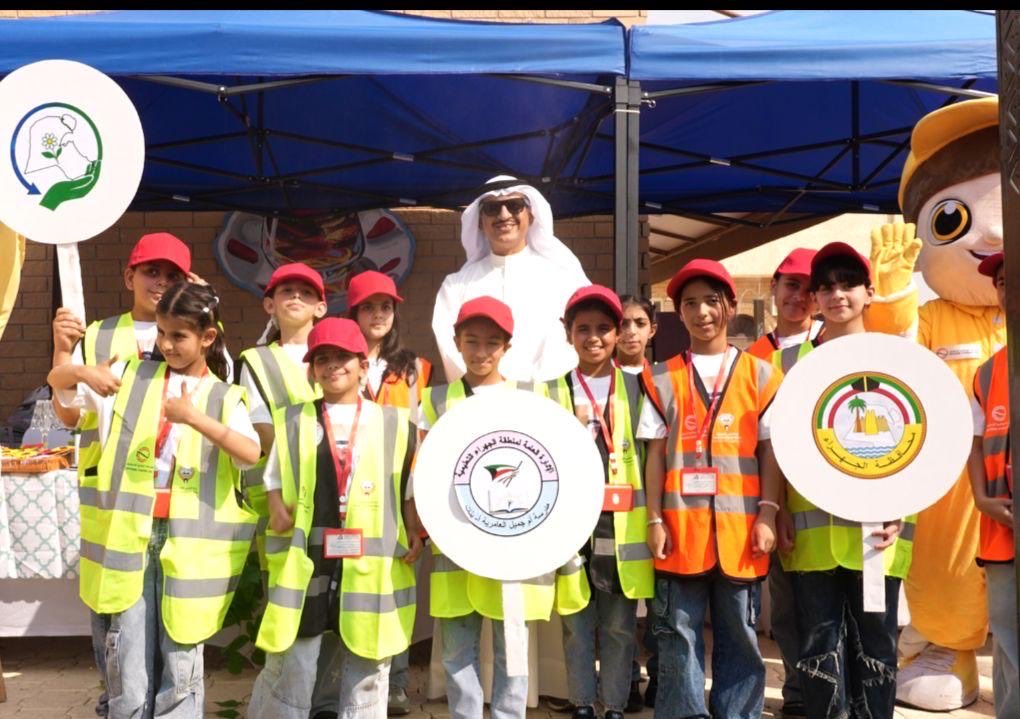 محافظة الجهراء تشارك في حملة (هذا دورك) لتعزيز ثقافة العمل التطوعي

في إطار دعم الجهود الوطنية لترسيخ مفهوم العمل التطوعي وخدمة المجتمع، شارك معالي محافظ الجهراء السيد حمد جاسم الحبشي في فعاليات حملة “هذا دورك” التي تنظمها وزارة الشؤون الاجتماعية بالتعاون مع الجهات الحكومية