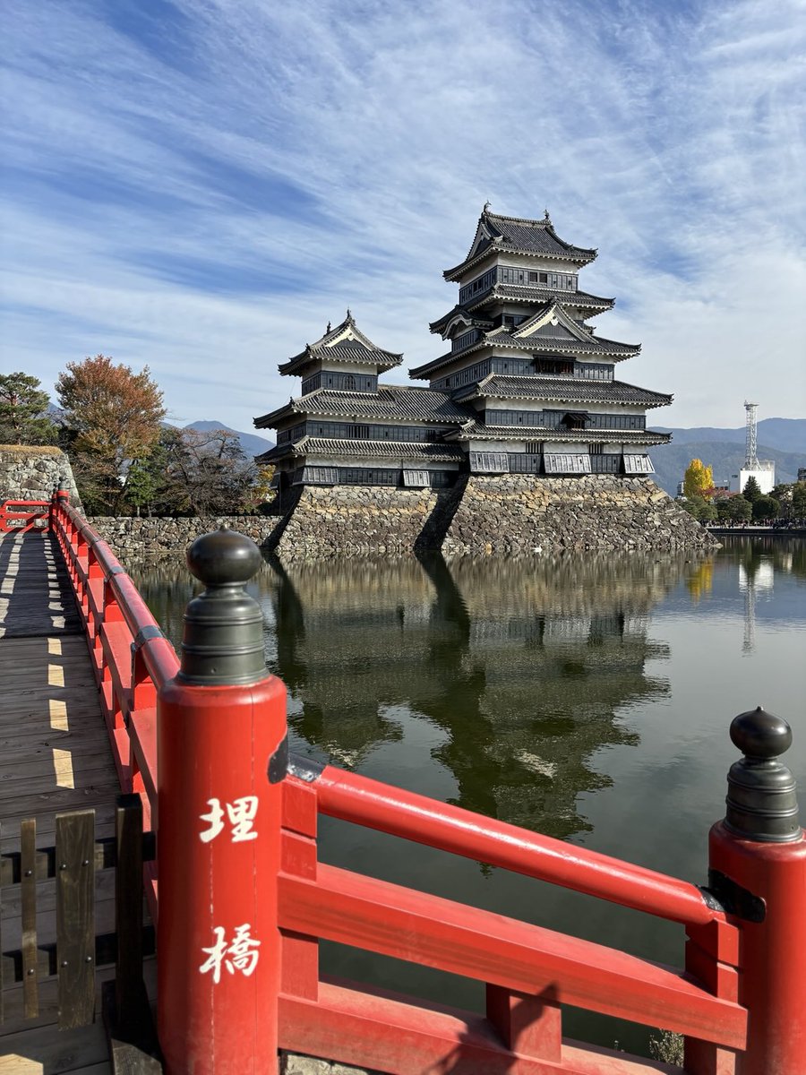 sonata0225's tweet image. Matsumoto Castle and autumn foliage.🏯🍁

#AutumnInJapan #FallColors 
#MatsumotoCastle #JapanCastle