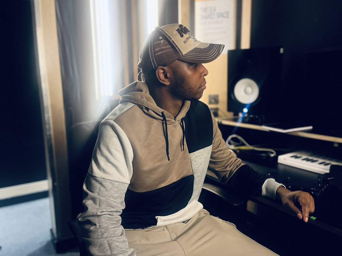 Working on new material in the studio 
instagram.com/p/DQ1WxyVjAxe/…

.
.
.
.
.
.
.

#sittinginstudio #studio #inthestudio #sittingdown #studioshot #studiomoment #behindthescenes #creativestudio #studioflow #sittingvibes #workinstudio #studioambience #sittingquiet #studiochill #studio