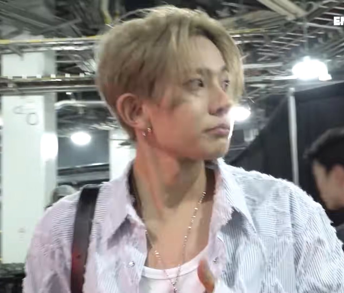 vxdyyz's tweet image. 미국콘 스태프 분한테 인사해주고 가는 희승이 얼굴이 너무 대학생같고 잘생겻어요.......