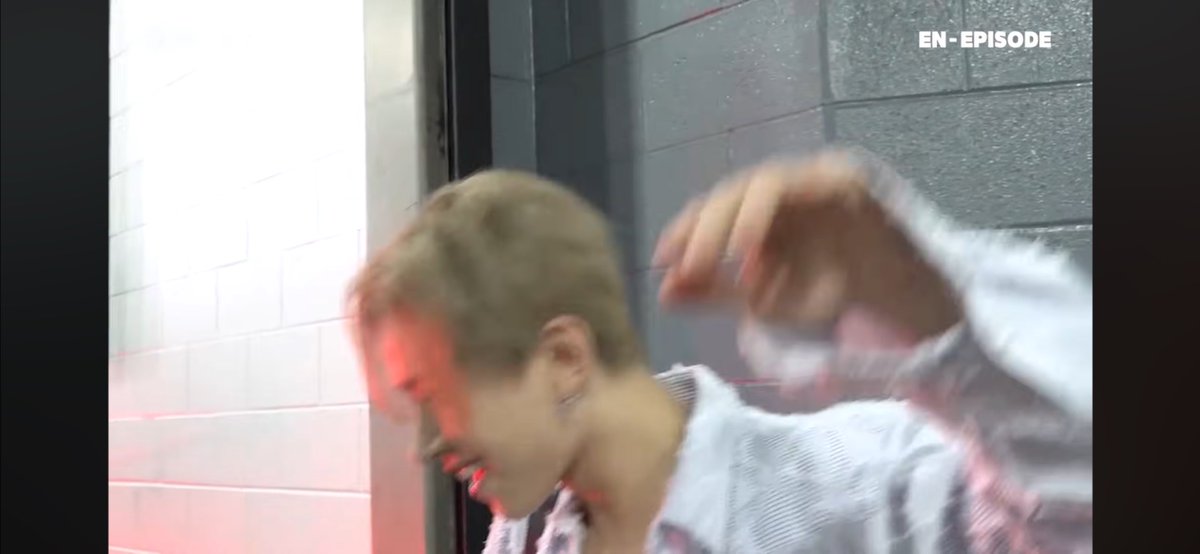 vxdyyz's tweet image. 미국콘 스태프 분한테 인사해주고 가는 희승이 얼굴이 너무 대학생같고 잘생겻어요.......