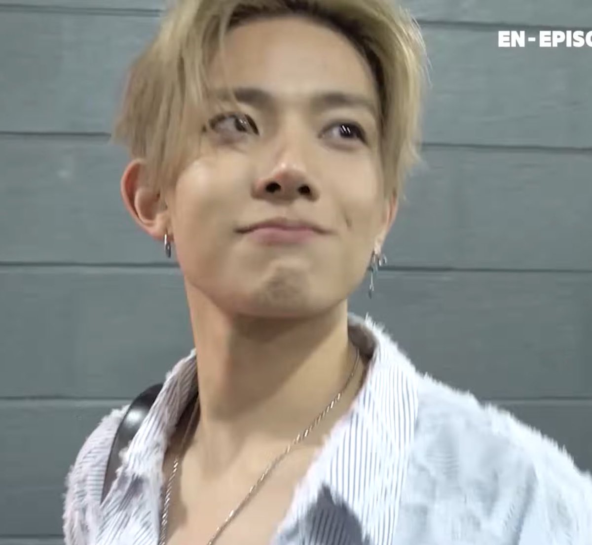 vxdyyz's tweet image. 미국콘 스태프 분한테 인사해주고 가는 희승이 얼굴이 너무 대학생같고 잘생겻어요.......