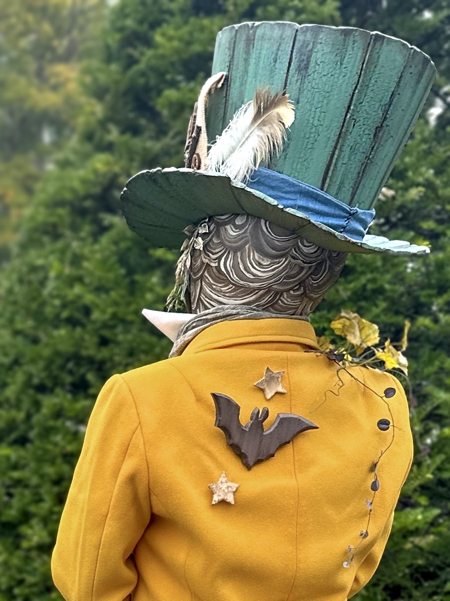 トップハットのテクスチャは古い木製のベンチを目指したのですが中々うまくいきました。3月ウサギと眠りネズミのオブジェクトを乗せています。
後頭部はスズメバチの巣