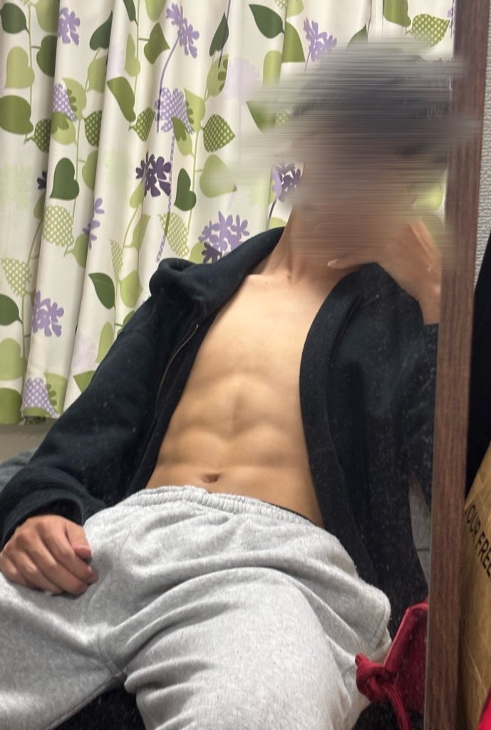 w4jwb5's tweet photo. #高校生バイ 
最近ジム行ってないけど腹筋だけは自信ある https://t.co/DEkwUdokS0