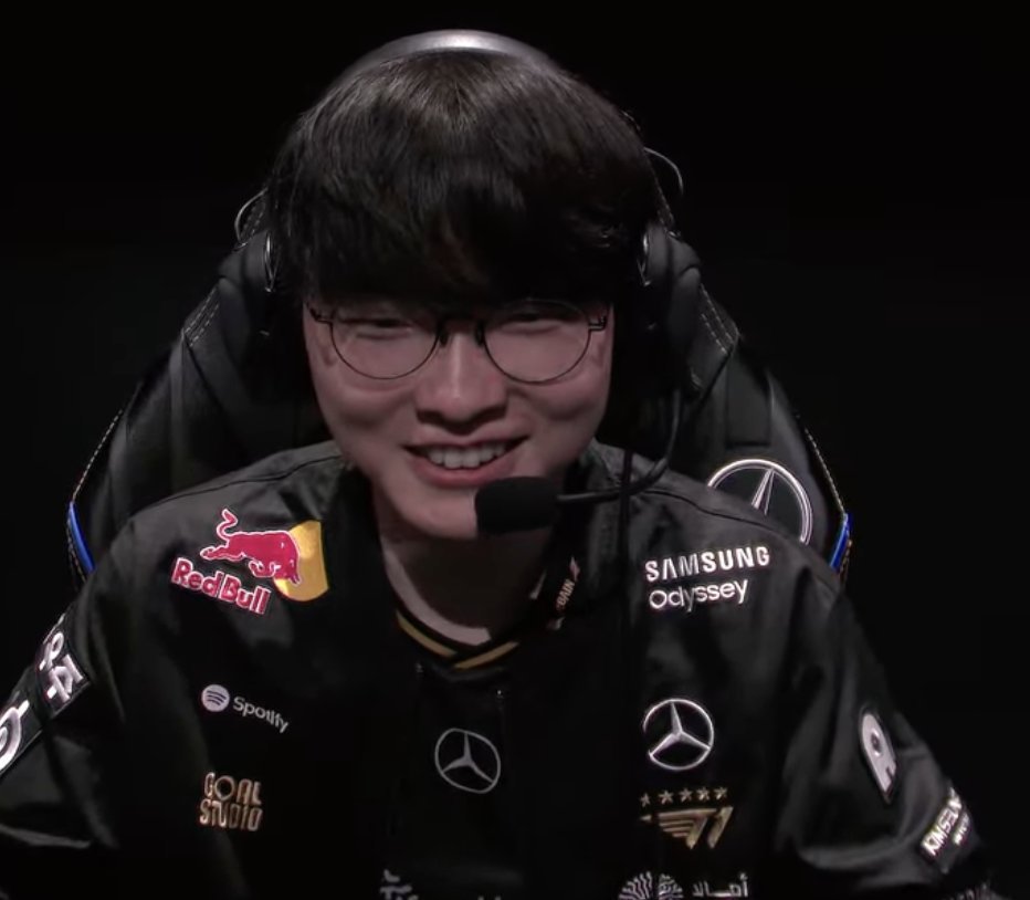 LSXYZ9's tweet photo. HE KNOWS HIS 6TH IS COMING #T1WIN https://t.co/napqjA9SzX