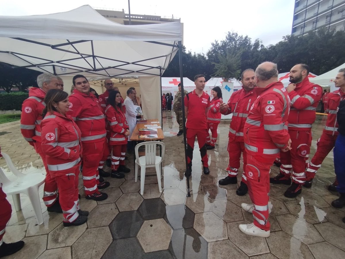 C'è tanta attenzione al sociale e al sanitario nel Comitato CRI di Lecce.

La maratona della salute ha conquistato le piazze della città oggi, nonostante la pioggia. Volontarie e Volontari CRI sono in campo per assistere la popolazione, informarla, fare prevenzione.

Già, la