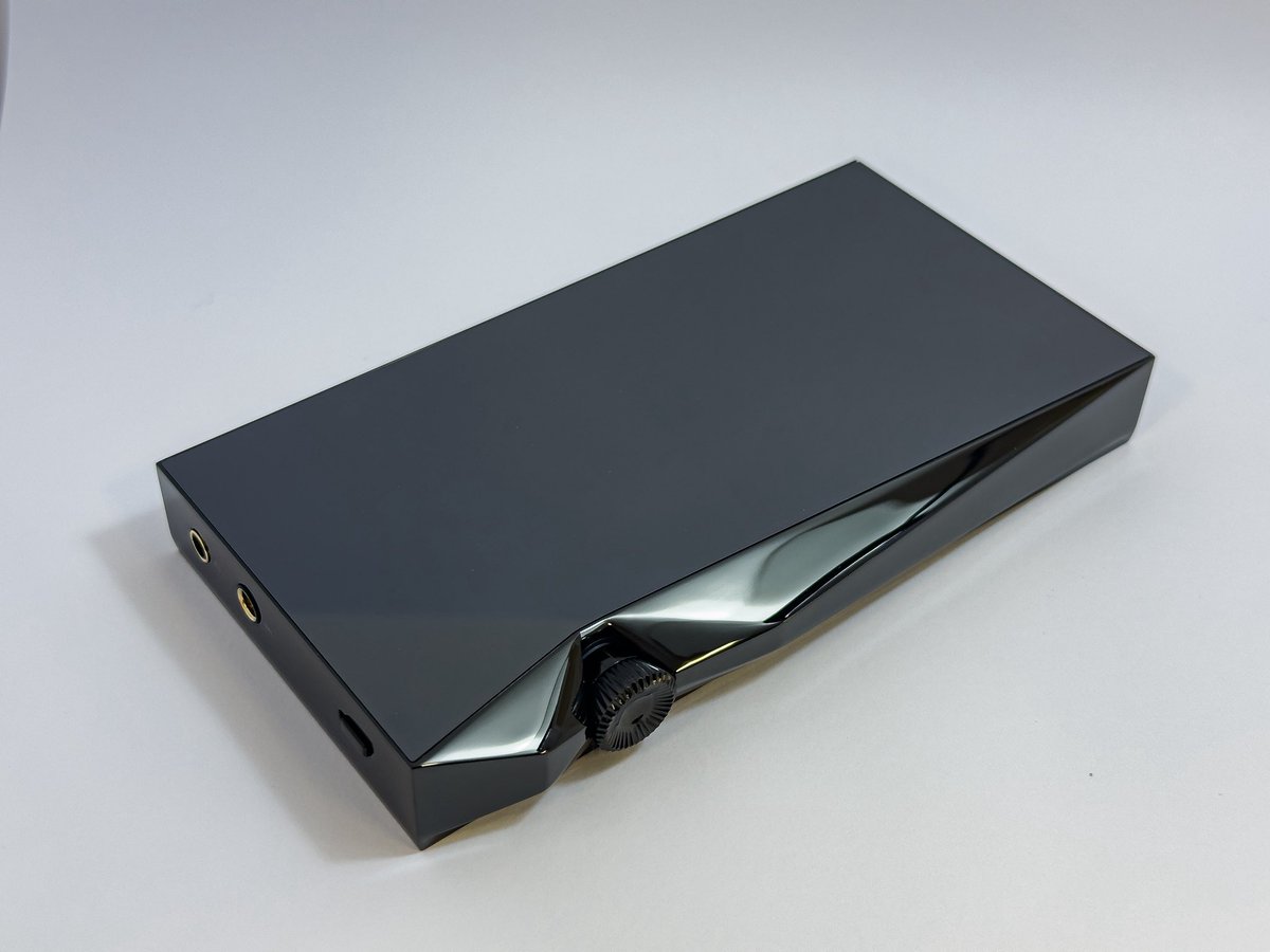 Astell&amp;Kern / A&amp;ultima SP4000
ガラスコーティングサービス&lt;eSiq&gt;いたしました
🪙
重厚感のある見た目がより一層マシマシです✨
【15時まで】の受付でeSiq施術当日お渡し可能です🩺
#eイヤホンクリニック
#eイヤホン秋葉原店