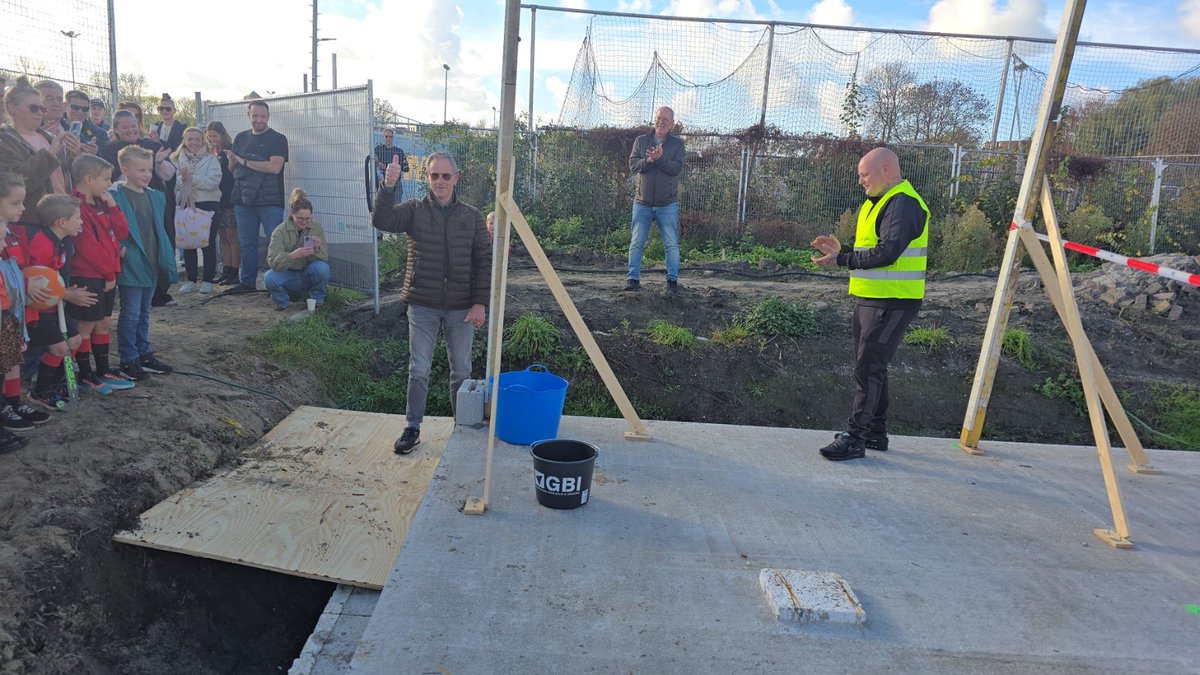 kenbnieuws's tweet photo. 1e steen clubgebouw @VV_EMM21 gelegd 
https://t.co/XQ3QQ4NJpd https://t.co/s6ICkq2Cnl