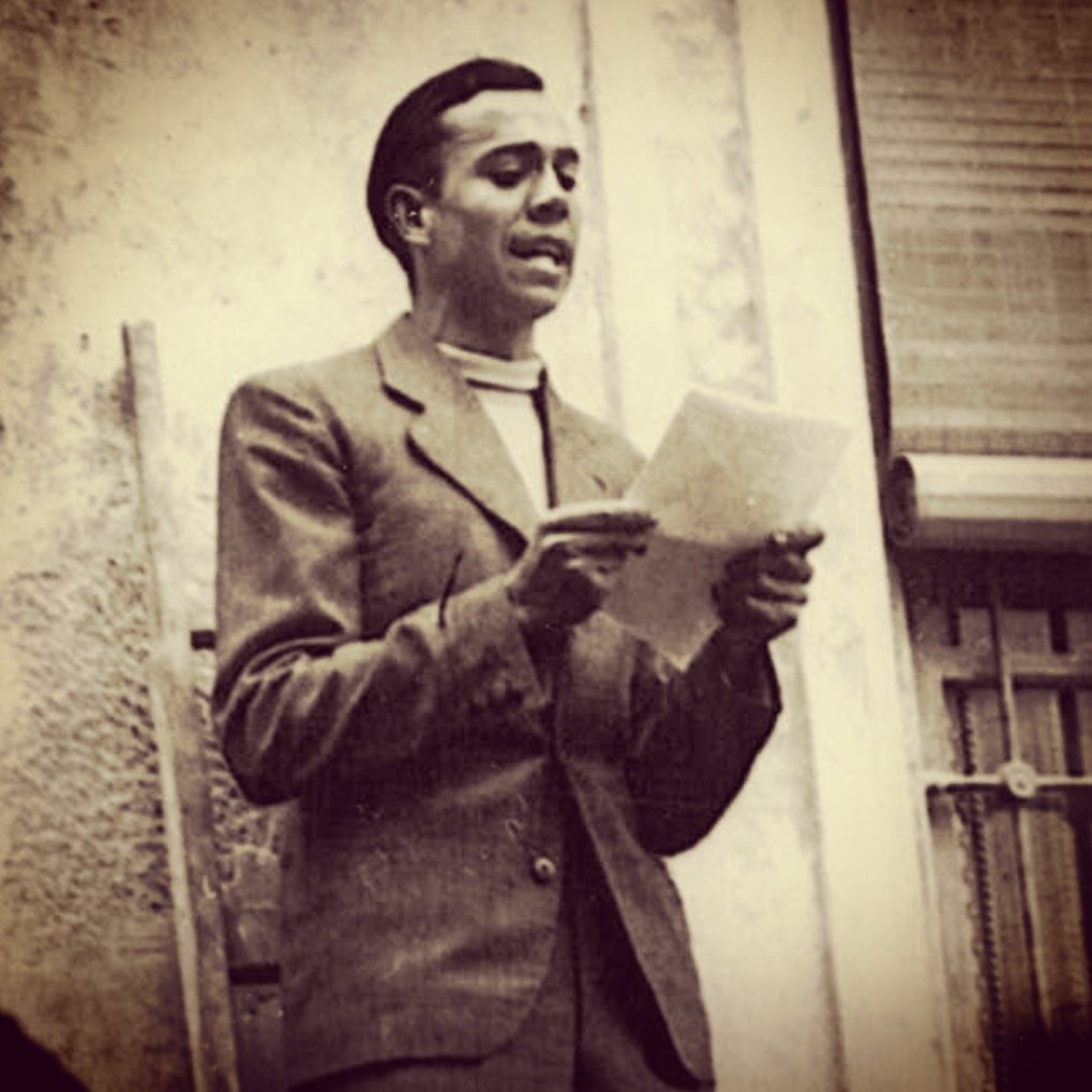 Cantando espero a la muerte, 
que hay ruiseñores que cantan 
encima de los fusiles 
y en medio de las batallas. 
MIGUEL HERNÁNDEZ