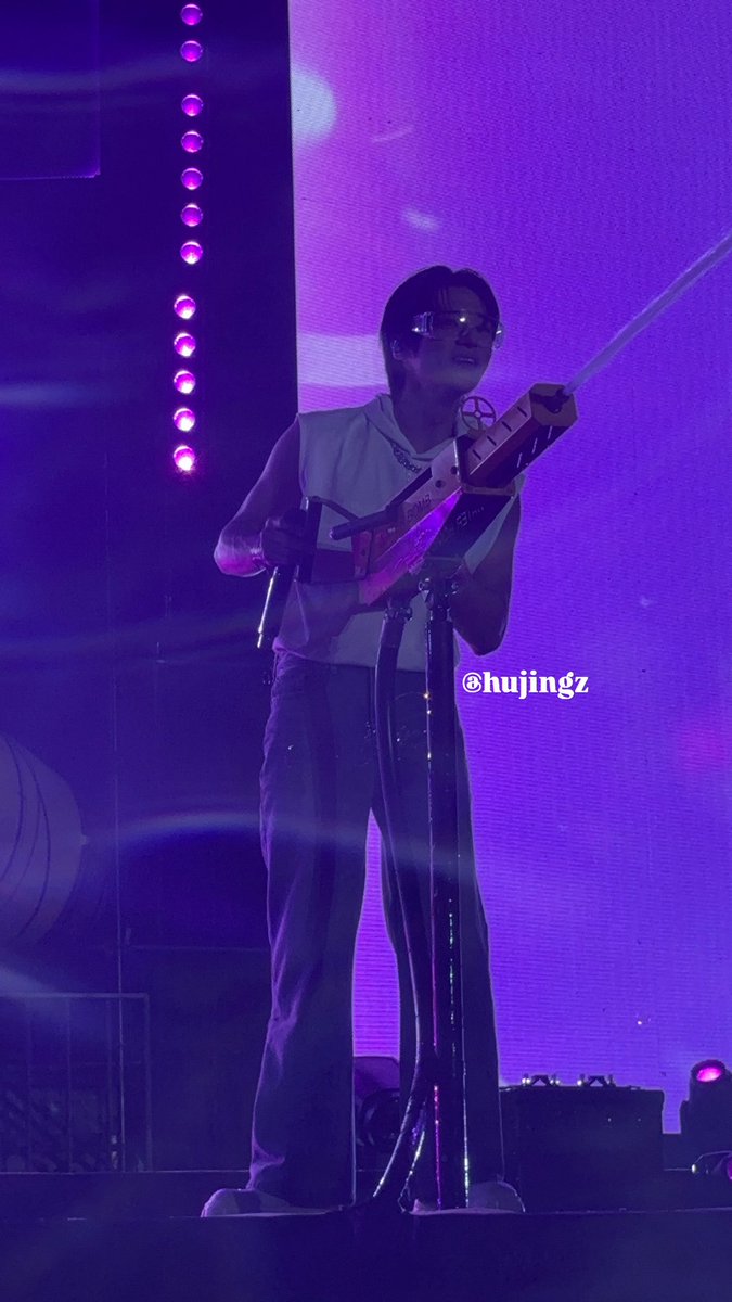 look at him being so happy spraying atinys😭😭
#WOOYOUNG #우영 #ATEEZ #에이티즈