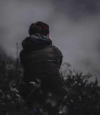 آه كم هي موجعه وأليمه
فبعد الرحيل
يمر شريط الذكريات الأجمل
وتلك اللحظات الأنقى
فتملكك غصة مهلكه
تحطمك لأنك مهما إنتظرت
ليس هناك أمل في اللقاء
وليس هناك أمل
في سماع صوتهم مجدداً
حينها تبدأ بتوبيخ
ذآتك وتلوم نفسك
كم كنت مقصرآ في حقهم
وكم تمنيت أن أجلس
معهم وقتا اطول ..😔💔