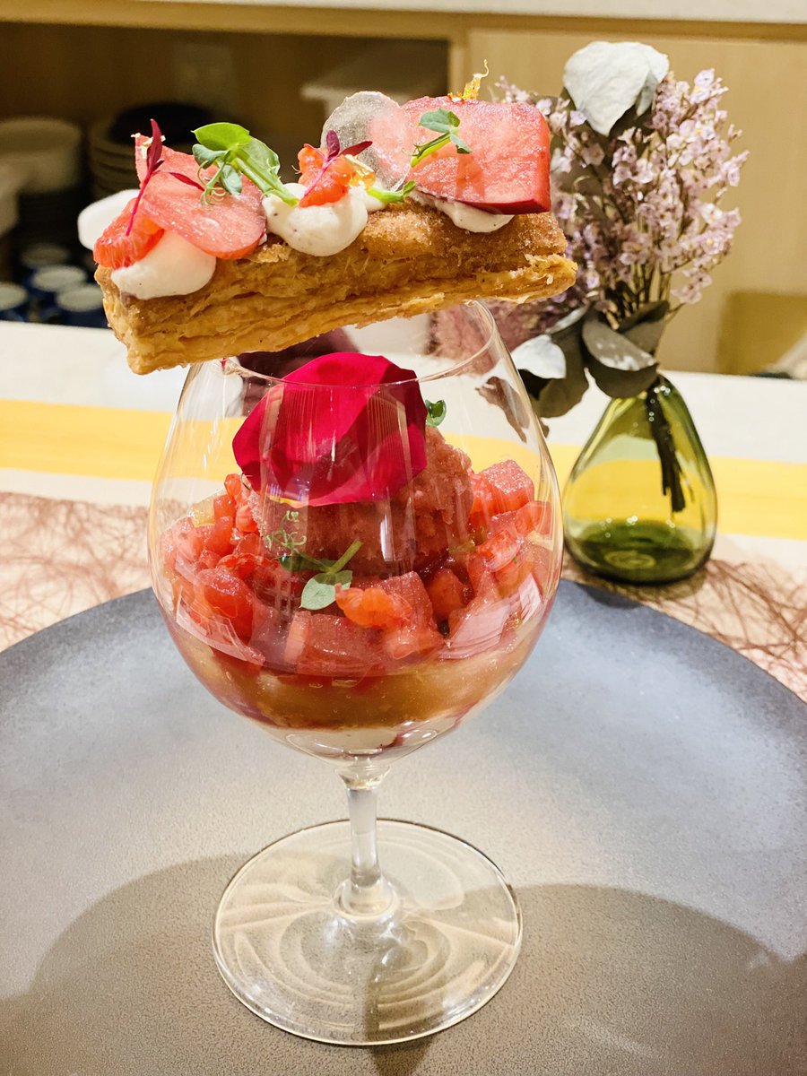 ayaka_sweets_1's tweet photo. Grand Chainon × Laura
Derniers Feuilles Rose
デルニエ・フイユ・ローズ

とっても美味しかった🥰🍎🌹❤️
林檎も薔薇と合わせると、こんなに華やかになるんだ😳🥀と驚きでした✨
林檎と赤ワインのソルベ、甘酸っぱさがぎゅっと詰まっていて凄く美味しかった🍷

#グランシェノン
#薔薇のパフェ
#日常垢 https://t.co/lixBysMdEE