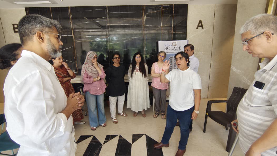 hetalgalabjp's tweet image. Also visited Veena Building, Linking Road, Santacruz West, to meet the residents.
Glad to see everyone happy and satisfied with the civic works completed around the building! 

#SantacruzWest #Ward97 #CivicDevelopment #PublicService #CommunityFirst
@ShelarAshish ji @AmeetSatam ji…