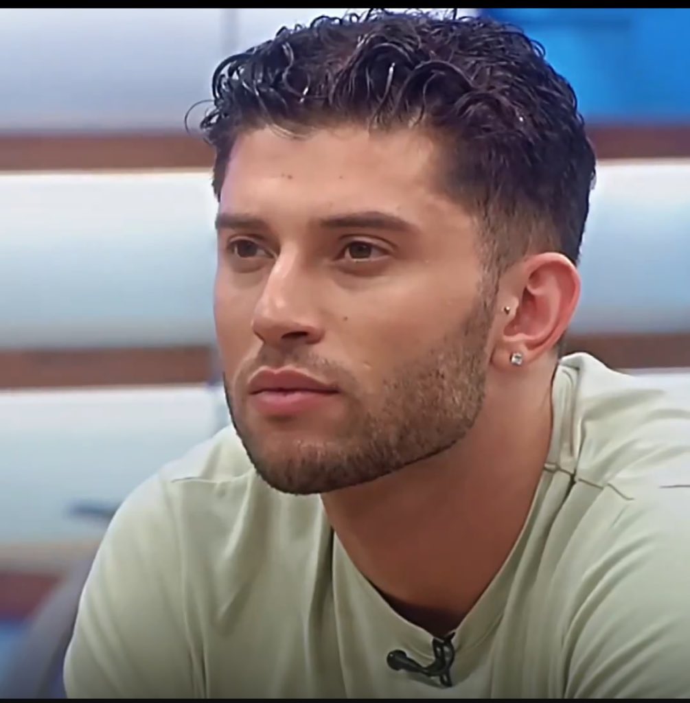 nedears's tweet image. dedim bu kız da kimmiş???
(evet tam olarak burda dikkatini çekti) #metsu #kismetseolur