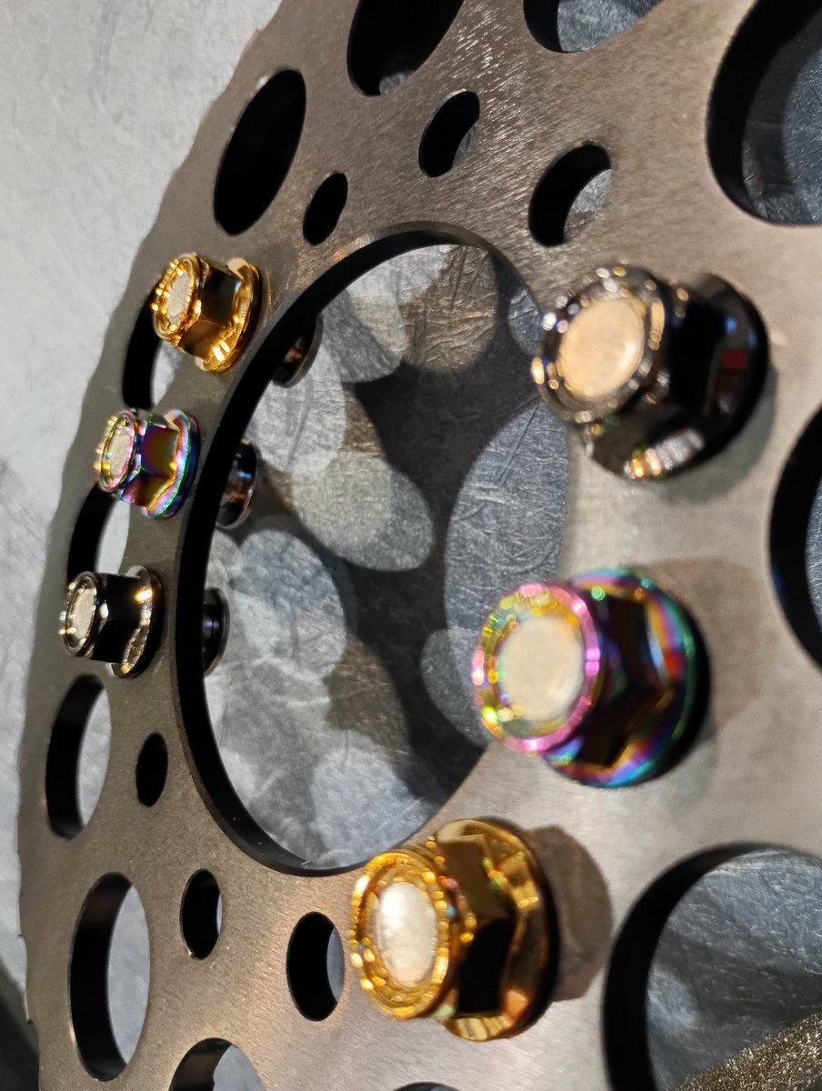 RicoKanazawa's tweet image. ザム・ジャパンより新商品🤓
【ザムシャインロックナット】のご紹介です✨
美しい輝きで足元のインパクト大です🔥
素材にはスチールSSを使用しており強度、トルク管理も抜群👍

#XAM #ザムジャパン #スプロケット #ナット #バイク #ツーリング #バイク好きと繋がりたい #ライコランド