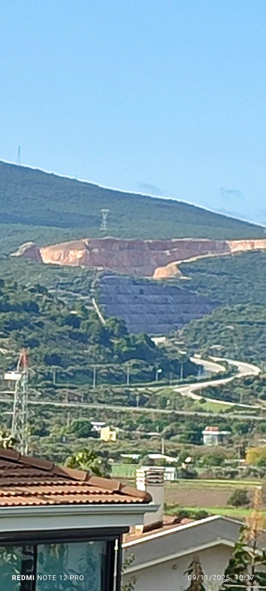 Yurdun dört bir yanı yabancı şirketler işletiyor her tepede her dağda bir maden arama ya altın yada değerli elementler ülkeye katkısı varmı yoksa yabancı şirketlere peşkeşmi çekiliyor BİR GÜN AFRİKA ÜLKELERİ GİBİ OLUCAZ SÖMÜRÜLE SÖMÜRÜLE