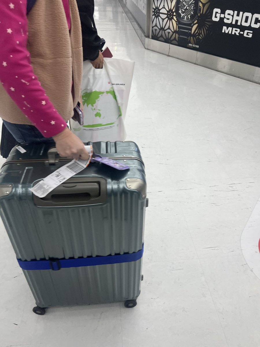 空港の自社製品探しも楽しいけど、到着口で人々の再会の感動を観るのも好き🥹