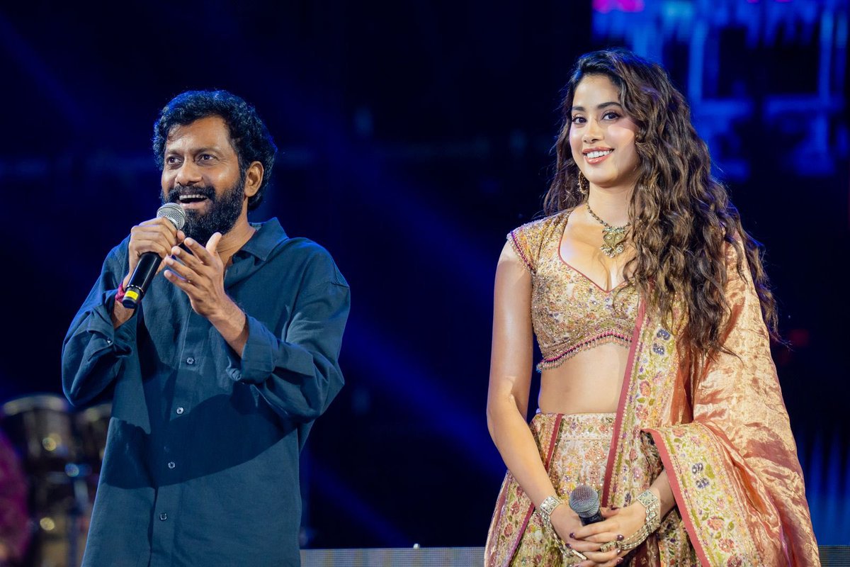 Filmy_Time's tweet image. Team #Peddi lit up @arrahman's concert in Hyderabad last night 🤩🤩

#ChikiriChikiri was performed live and the response from the crowd was massive 💥💥