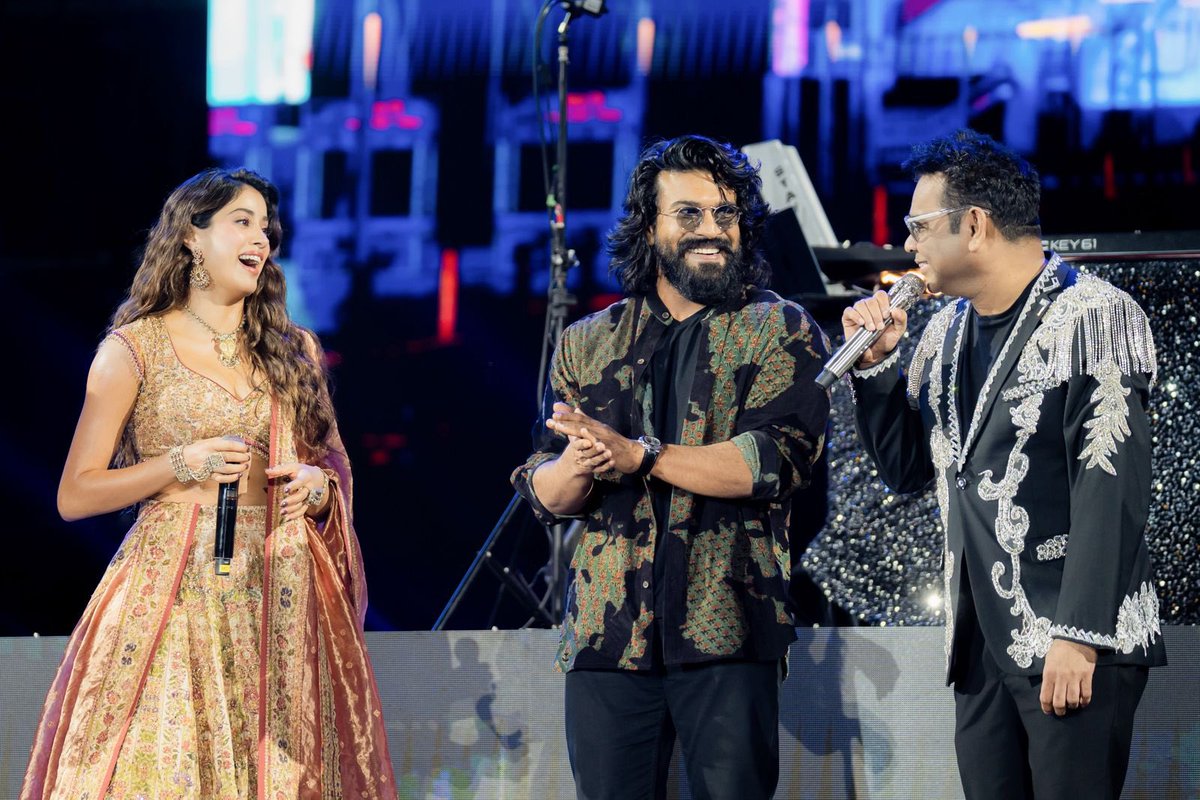 Filmy_Time's tweet image. Team #Peddi lit up @arrahman's concert in Hyderabad last night 🤩🤩

#ChikiriChikiri was performed live and the response from the crowd was massive 💥💥