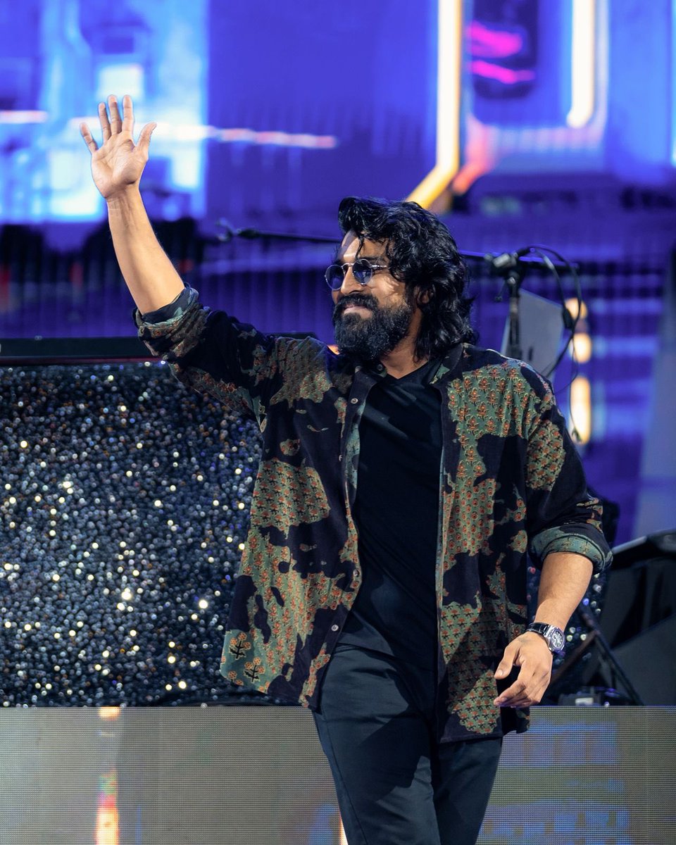 Filmy_Time's tweet image. Team #Peddi lit up @arrahman's concert in Hyderabad last night 🤩🤩

#ChikiriChikiri was performed live and the response from the crowd was massive 💥💥