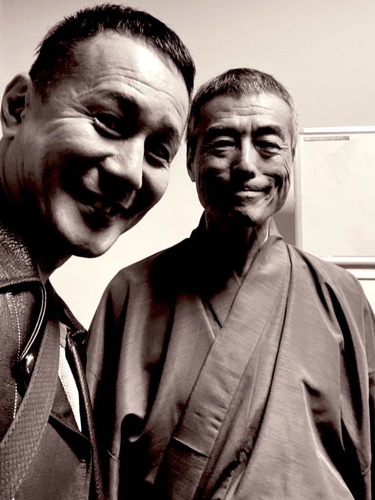 長年、空手の指導させて頂いております柳川さん改め釈亭きう鯉さんの講談を聞いてきました。
題名は姿三四郎〜蓮池の杭〜というお話でしたが、力強さと抑揚のある話し方に引き込まれました。
柳川さんの違う一面と鍛錬された芸を拝見させて頂きとても有意義な時間でした😊