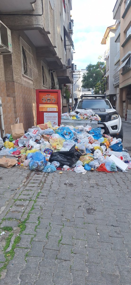 Mithatpaşa mahallesi 200 sokak 212 sokak köşesi . Bu rezilliği daha nekadar yaşayacağız ? Çevre temizlik vergilerimiz nereye harcanıyor? <a href="/drcemiltugay/">Dr. Cemil Tugay</a> <a href="/nilufercmutlu/">Nilüfer Çınarlı Mutlu</a> <a href="/KonakBel/">Konak Belediyesi</a> <a href="/izmirbld/">İzmir Büyükşehir Belediyesi</a> <a href="/izmirhim/">İzmir HİM</a>