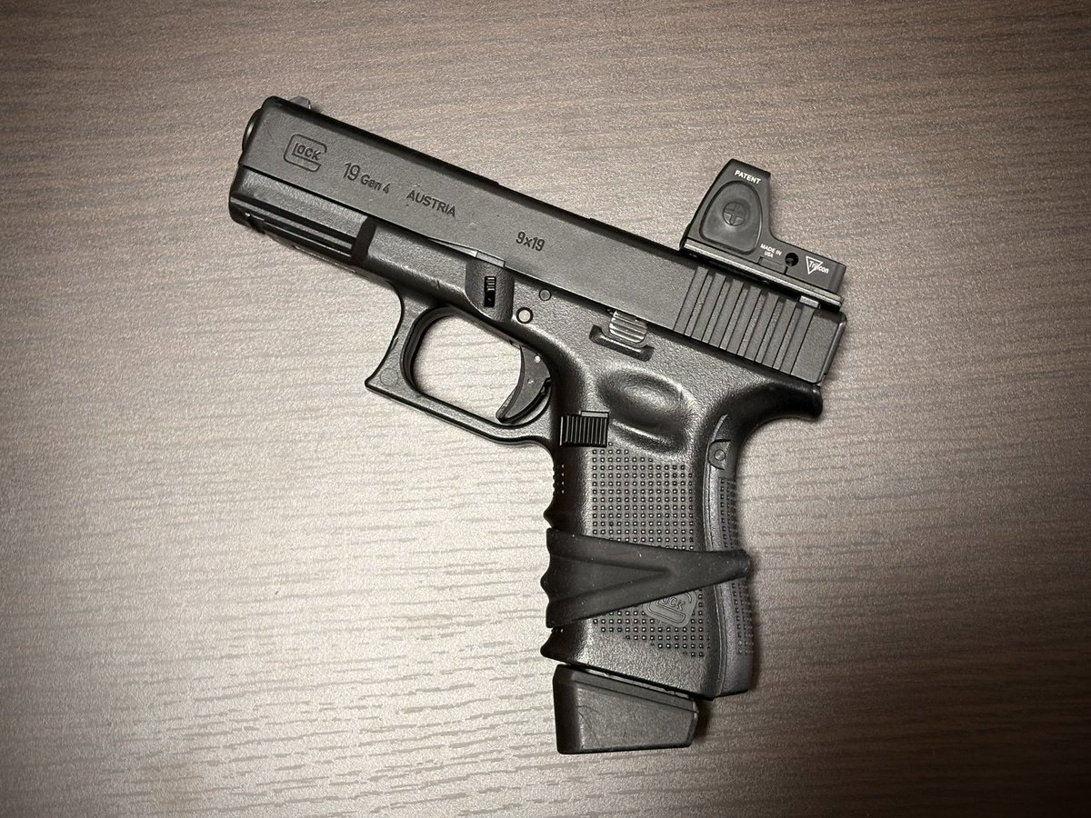 SebastianMP5SD6's tweet photo. DMAGのRMRタイプドットサイトを購入
リーズナブルながらとてもドットが見やすく良い感じですね☺️
はやくサバゲーで使ってみたいです😆
ちなみに老眼対策なので軍拡ではありません🤣
#DMAG
#還暦前サバゲーマー https://t.co/jP7M6BdNWN