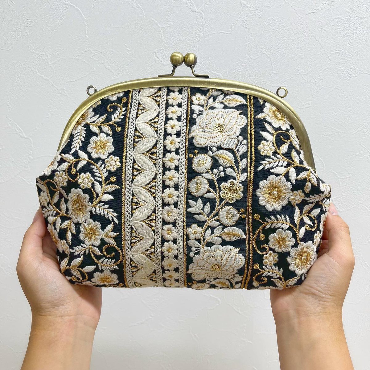 SewingCafeLUNA's tweet photo. デザフェス62

4ブースをインド刺繍で埋め尽くします♪

今回はバッグ多め！

がま口ブックカバー
アクセサリーポーチ

BIGトートバッグ・ミニリボンバッグ
丸筒バッグ・ボディバッグ

出展日　11月15日16日
出展名　SOLUNA SewingCafeLUNA 
ブース: 南4　P42-46　
#デザフェス62リポスト
@designfesta https://t.co/Ww3FF3SJLX
