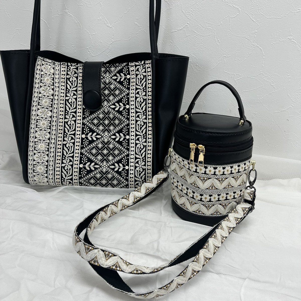 SewingCafeLUNA's tweet photo. デザフェス62

4ブースをインド刺繍で埋め尽くします♪

今回はバッグ多め！

がま口ブックカバー
アクセサリーポーチ

BIGトートバッグ・ミニリボンバッグ
丸筒バッグ・ボディバッグ

出展日　11月15日16日
出展名　SOLUNA SewingCafeLUNA 
ブース: 南4　P42-46　
#デザフェス62リポスト
@designfesta https://t.co/Ww3FF3SJLX