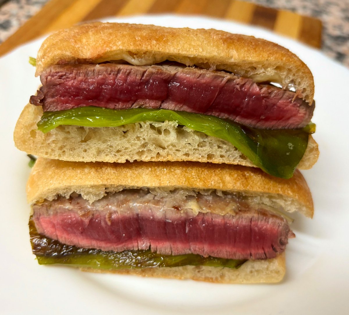 Hoy no hay güebos para desayunar en Ca Neri, o al menos no enteros.
Solomillo, queso, pimiento y yema curada en soja 
Pepito de ternera.