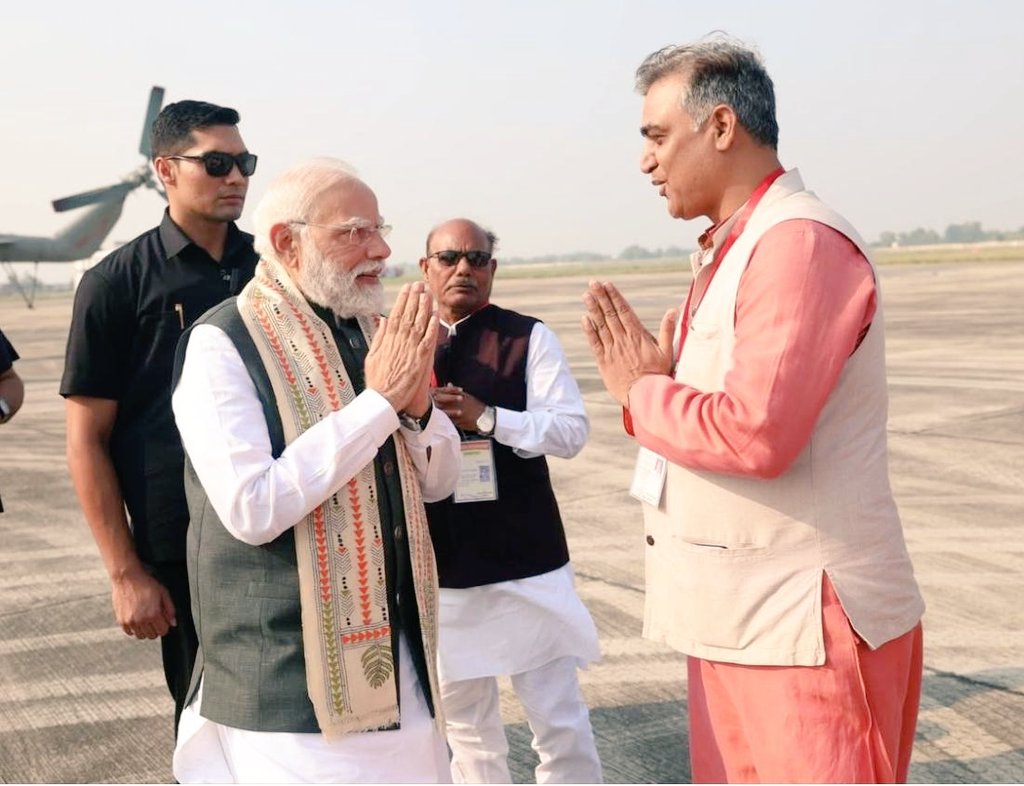 caopmishra's tweet image. विश्व के सर्वाधिक लोकप्रिय नेता देश के यशस्वी प्रधानसेवक, माननीय प्रधानमंत्री श्री @narendramodi  जी का भगवान बुद्ध की पावन महापरिनिर्वाण की भूमि #कुशीनगर आगमन पर उनका हार्दिक स्वागत अभिनंदन किया।  
#NarendraModi #Kushinagar
@idharampalsingh